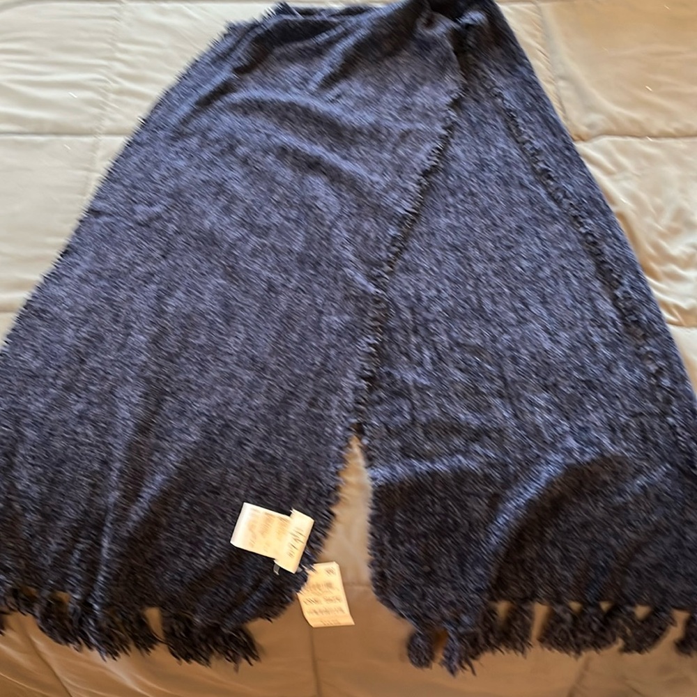 “2 for $12” 🔥🔥🔥Scarf. Only one Navy Blue left. Macy’s brand. - Picture 4 of 5